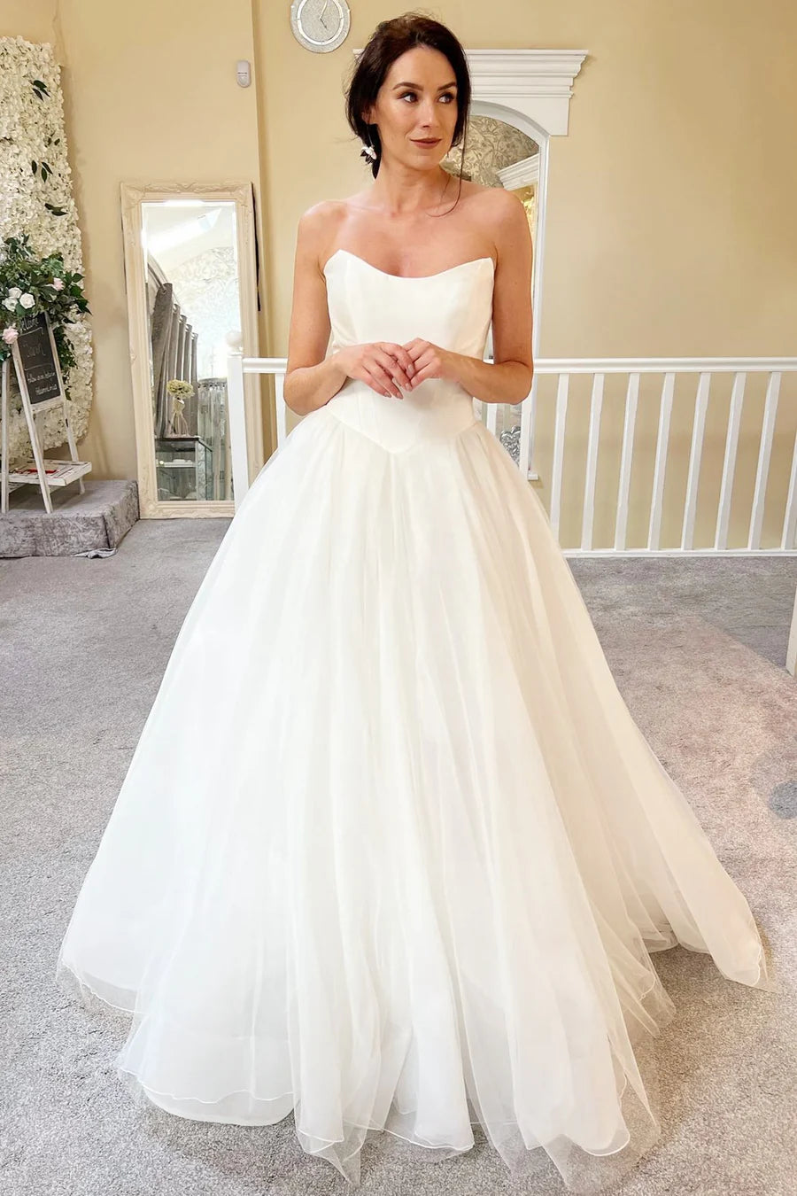 Vestido de novia largo de tul sin tirantes y corte A con hombros descubiertos